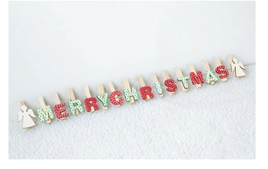 Détail de 14 pinces en bois de Noël avec lettres Merry Christmas et petits anges blancs