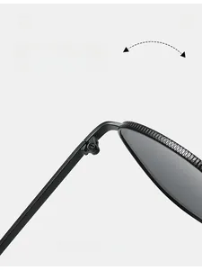 Détail des charnières métalliques durables sur lunettes de soleil noires avec vis de qualité