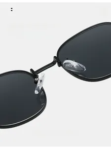 Détail des plaquettes de nez souples et de la monture moletée de lunettes de soleil