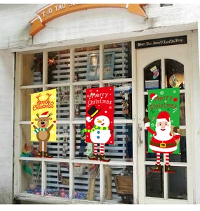 Detaillierte Ansicht von drei Weihnachts-Hängebannern mit Rentier- und Weihnachtsmann-Motiven