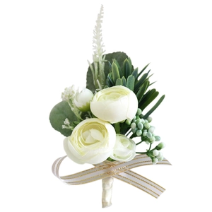 Fiore all'occhiello per matrimonio stile bosco con rose crema ed eucalipto