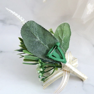 Fiore all'occhiello per matrimonio con foglie verdi e bacche con spilla e clip sul retro