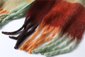 Vue macro de la texture du foulard à rayures avec des glands décoratifs doux