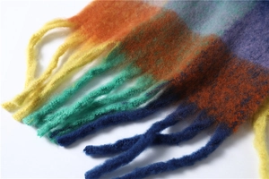 Vue macro de la texture d'écharpe à rayures arc-en-ciel avec détails de franges