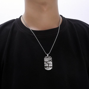 Collier plaque militaire camouflage hip hop avec chaîne à billes argentée sur modèle