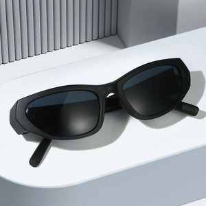 Moderne matt schwarze geometrische Sport-Sonnenbrille mit breitem Rahmen und dunklen Gläsern