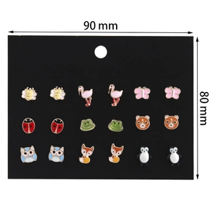 Set di 9 paia di orecchini a perno con animali in smalto su scheda nera da 90x80mm