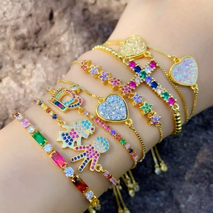 Set di bracciali bohémien placcati oro con zirconi colorati e ciondoli a cuore