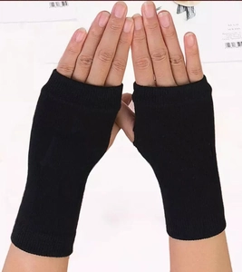 Détails des mitaines en maille noire montrant la texture douce en mélange de coton
