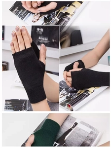 Gants en maille sans doigts noirs et vert foncé avec poignets côtelés et détails de texture