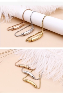 Gros plan d'un bracelet barrette ajustable serti de zircons en trois finitions métalliques