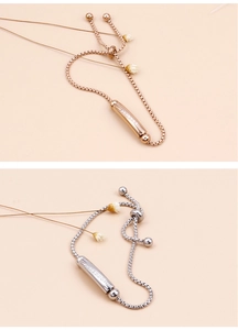 Détail du bracelet barre réglable avec zircone cubique en finitions or rose et argent