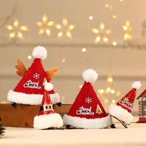 Détail de pinces à cheveux de Noël avec chapeaux scintillants et bois de renne festifs