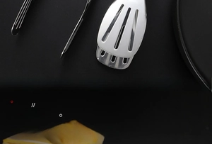 Détail macro de la pince de cuisine en acier inoxydable avec tête rainurée pour le grill