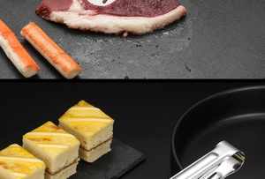 Gros plan d'une pince alimentaire en acier inoxydable ramassant un steak grillé