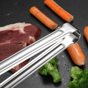 Pince de cuisine en acier inoxydable pour barbecue, steak et pâtes avec effet macro