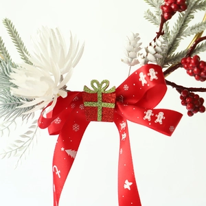 Décoration murale de Noël avec nœud en pain d'épice, sapin et baies rouges