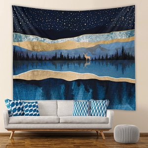 Dettaglio dell'arazzo da parete con cielo stellato blu, montagne dorate e cervo vicino al lago