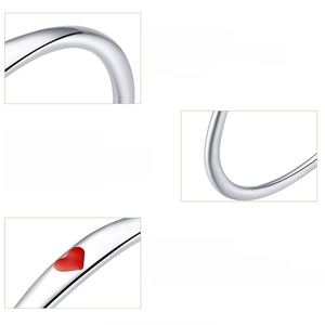 Dettaglio dell'anello in argento sterling 925 con cuore in smalto rosso e placcatura platino