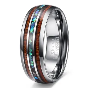 Détail de la bague en tungstène de 8mm avec incrustation de nacre et bois naturel