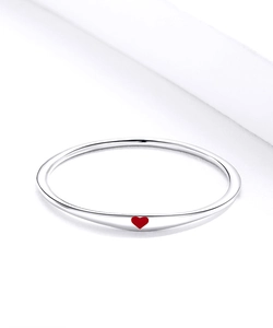 Primo piano di un anello in argento S925 con un design a cuore in smalto rosso minimal