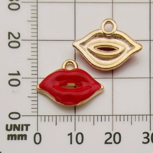 Detailed scale view showing lip-shaped gold alloy pendant dimensions with red enamel finish