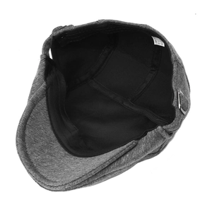 Binnenzicht van grijze effen platte pet met polyester voering en zweetband details