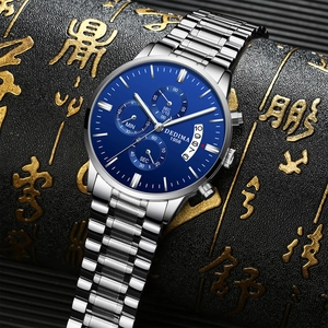 Détail du cadran chronographe bleu avec trois cadrans et bracelet en acier argenté