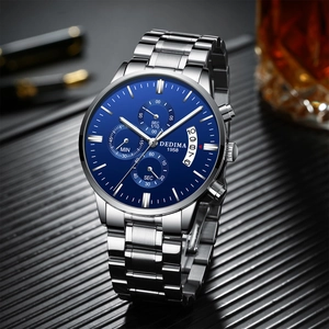 Gros plan du bracelet en acier argenté et cadran bleu chronographe style business
