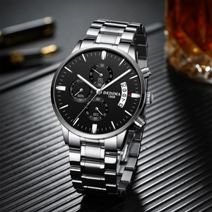 Vue macro d'un chronographe pour homme avec cadran noir et bracelet en acier inoxydable