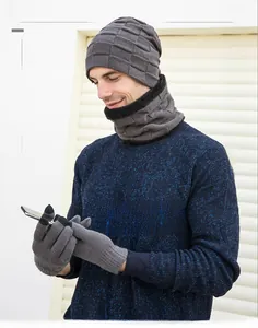 Trama in maglia dettagliata di cappello invernale uomo, scaldacollo e guanti termici