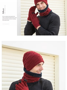 Détail de l'ensemble d'hiver bordeaux avec gants tactiles et tour de cou doublé polaire