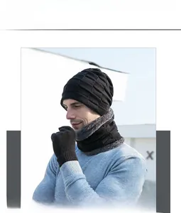 Modello indossa set invernale nero con berretto sciarpa e guanti in maglia e fodera in pile