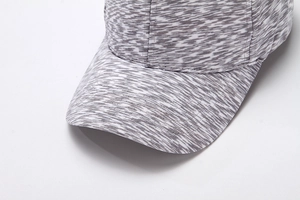 Dettaglio macro del tessuto grigio melange e cuciture di precisione sulla visiera del cappello