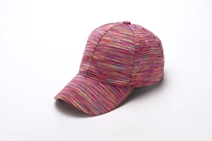 Dettaglio del cappellino da baseball a strisce colorate con ricami e fori traspiranti