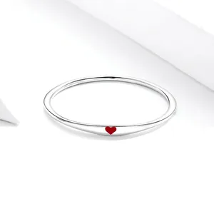 Anello minimalista in argento sterling 925 con un piccolo motivo a cuore rosso sottile