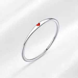 Anello minimalista in argento sterling 925 con piccolo ciondolo a cuore rosso