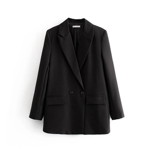 Detaillierte Nahaufnahme eines schwarzen Damen-Zweireiher-Blazers mit Revers und Taschen