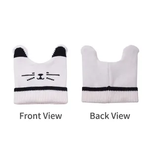 Weiße Baby-Strickmütze mit Katzenohren und schwarzem Rippsaum, Vorder- und Rückansicht