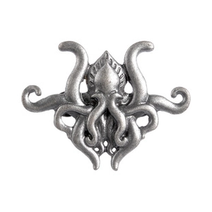 Dettaglio macro della spilla polpo argento con tentacoli definiti e finitura metallica