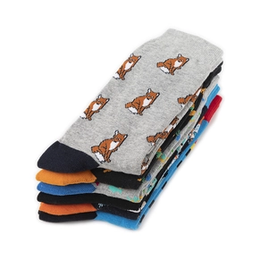 Vue détaillée de chaussettes en coton empilées avec motifs de renards de dessin animé colorés