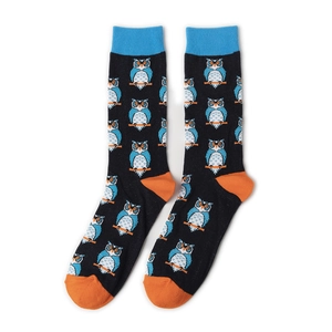 Détail de chaussettes à motif de hibou avec poignets bleus et talon et pointe orange