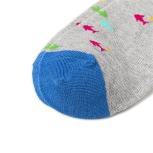 Détail du motif de poisson tricoté et pointe renforcée sur chaussettes en coton