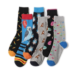 Vue à plat de chaussettes en coton peigné aux motifs colorés d'animaux et d'aliments