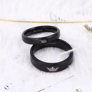 Bagues de couple noires en acier titane gravées Her King et His Queen avec couronne