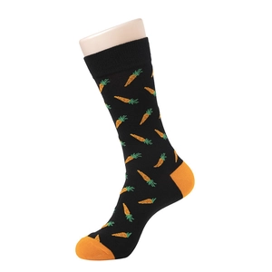 Détail de chaussettes en coton noir avec carottes brodées et talons orange contrastés