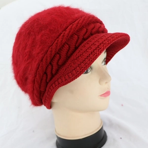 Vista dettagliata del cappello in maglia di pelliccia rossa con visiera su modello