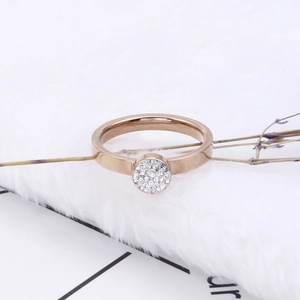 Minimalistischer Ring aus roségoldenem Titan mit Zirkonia-Pavee auf weißem Plüschstoff