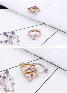 Detailopname van een driedelige titanium stalen ringenset in goud, zilver en roségoud