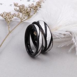 Bagues de couple minimalistes en acier titane noir avec texture brossée argentée